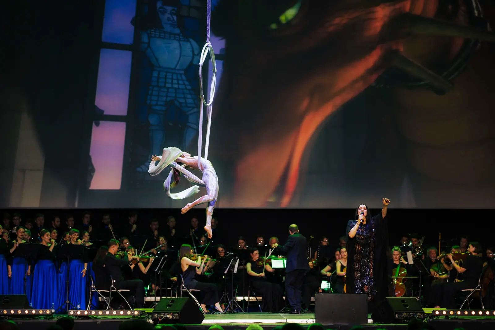 Akrobatka i orkiestra w Hollywood in Dance