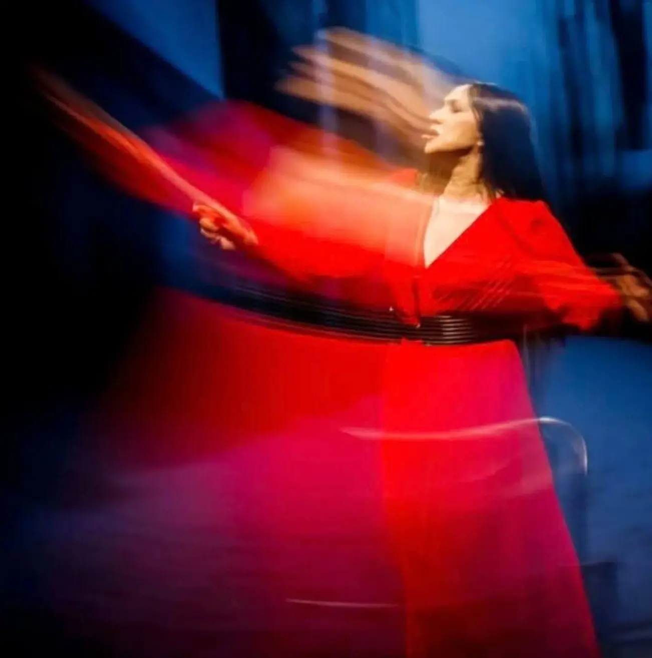 Iwona Loranc w czerwonej sukni na scenie Teatru Ateneum